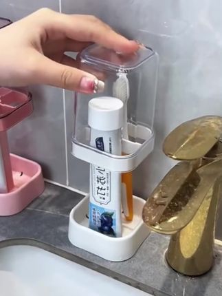 家里孩子准备开学的,赶紧给它准备一套这样的刷牙杯吧!加厚的材质,抗摔又耐磨,杯子自带把手,拿取很方便,还带有收纳仓,可以防止滋生细菌。#漱口杯  #学生刷牙杯 #漱口杯套装  #学生漱口杯