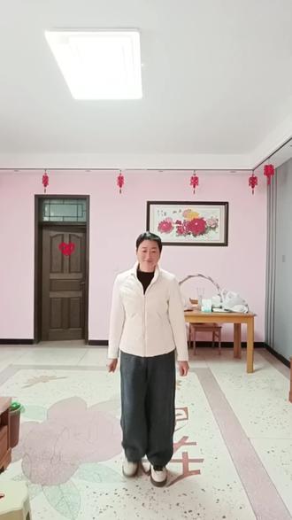 这几天很火的一首歌,学跳一个。