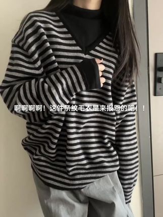 超级舒服的条纹毛衣,通勤出游都可穿! 需要一件“随手抓都不出错”的应急单品!! 黑灰条纹撞色炒鸡百搭,复古高级 搭配灰色阔腿裤尽显慵懒时髦 #慵懒风穿搭 #条纹控 #穿出高级感 #ootd穿搭 #毛衣控
