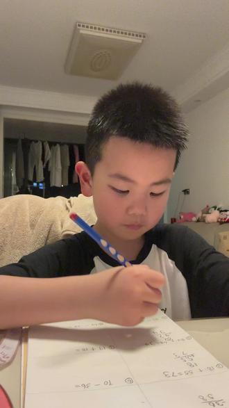 我家这射手座小孩,在学校要是有在家一半认真就好了!感觉他写作业的错误率能低一大半。射手座爱自由的性格真的太明显了,必须得一对一盯着才行。
#射手座小孩 #小学生学习态度 #镇不住
