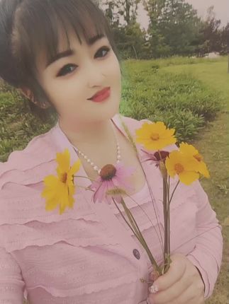 看看这是儿子给我摘的花,说拿着花更好看