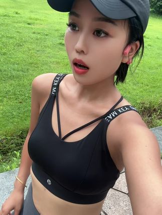 生活是枯燥的,快乐是自己给的,愿我们在鸡零狗碎的日子里都能找到闪闪发光的快乐