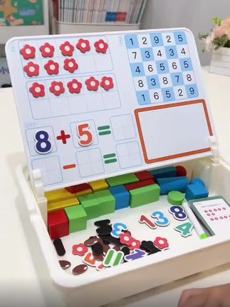 小学生数学教具。 一年级下学期要用的数学教具来了,边学边玩,让孩子学习更轻松!这个套装里面有多种不同的教具,都是老师课堂上会用到的,比如算数架、七巧板、时间钟表、数字卡片等等,一应俱全,还是和课本同步的,可以更好的帮助孩子们理解所学的知识,赶紧给孩子准备一套吧!,#游戏 #学生时代 #校园#育儿 #好物推荐🔥