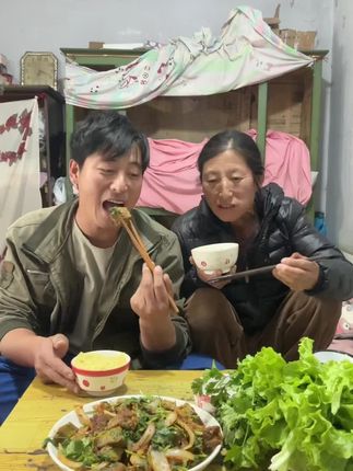 上地回来给老妈做实蛋吃 老妈这是第四次犯病了 一年犯一次 上医院看哪还没有啥大毛病 就的慢慢好
