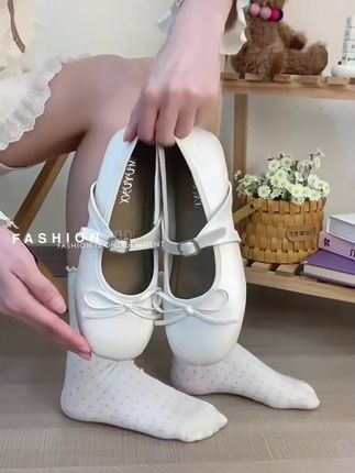 一年穿三季的浅口玛丽珍单鞋 搭配小裙子泰好看啦!#玛丽珍女鞋 #浅口单鞋 #平底单鞋 #好穿又好搭 #软底软面穿上超舒服