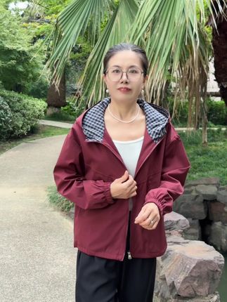 纯色外套拼接格子内衬帽子,这个秋天的时髦精们看过来啦!#每日分享 #通勤搭配 #时尚妈妈精选
