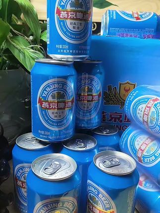 燕京啤酒,瞬间就能将你拉进清爽天地。轻轻喝上一口,绵密且丰盈的泡沫在舌尖雀跃,麦芽的浓郁香气和清透酒液巧妙融合,带来直抵心灵的畅快感受。不管是欢乐聚会时的碰杯欢庆,还是独自享受时光的悠然小饮,它都凭借独特风味,为你驱散疲惫,增添美好,让每个时刻都充满自在与欢乐~#啤酒推荐 #小蓝罐 #啤酒推荐