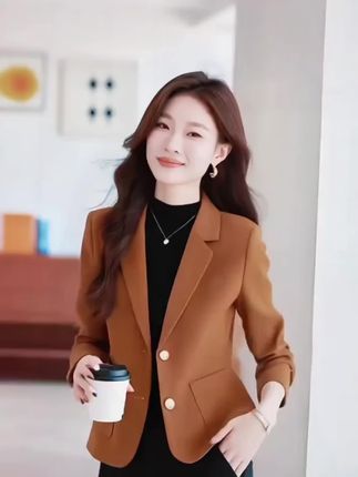 卡其色短款西装外套女春秋2025爆款休闲加棉加厚小个子西服上衣#时尚潮流#洋气十足
