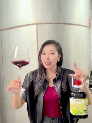 农家自酿葡萄酒甜甜的不苦不涩#葡萄酒 #红酒 #红酒俏佳人 #水果酒 #干红