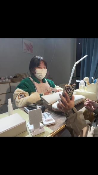 这位客人,您有点冒昧了o😂#美甲店日常 #手艺人在抖音 #上班丑关我下班什么事啊