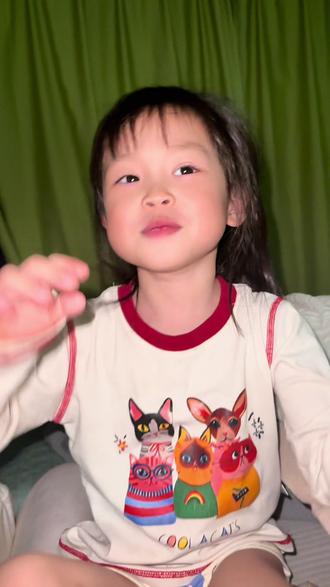 #拼好歌 #古灵精怪 #疯狂的鸽子 #pigeonpop #抽象 雷霆拼好歌 桃妹跟着哥哥也变得很抽象了…… 嘴巴还不利索就唱这么长的歌