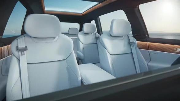 IDERA9X,它的智能座舱让我们觉得跑起来也是没有什么顿挫感,而且住在里面也可以充分体验到女王座驾的感觉#与大众的日常 #IDERA9X冬测 #IDERA9X大众满级旗舰亮相