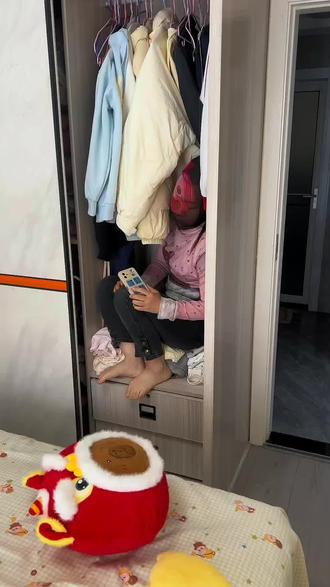 熊非熊偷看手机动态壁纸娶图教程来了!抖音放大镜🔍搜【神图定制】进入,输入口令“4435”🉐动态高清图 #设置教程 #教程来了 #熊非熊偷看手机动态壁纸 #动态壁纸 #手机锁屏 学会了快去试试吧 送你一张动态壁纸 这也太好玩了 有意思的锁屏壁纸