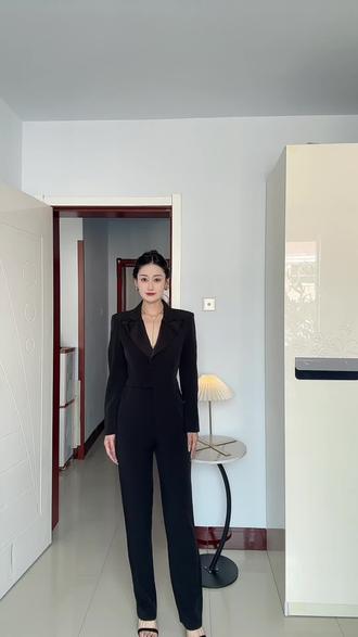 大嫂高叶气场太强了这套穿搭霸气十足,姐妹们普通人挑战同款怎么样呢?#颈上添花小店#暖绽女鞋官方旗舰店#高叶狂飙 #陈书婷穿搭 #陈书婷