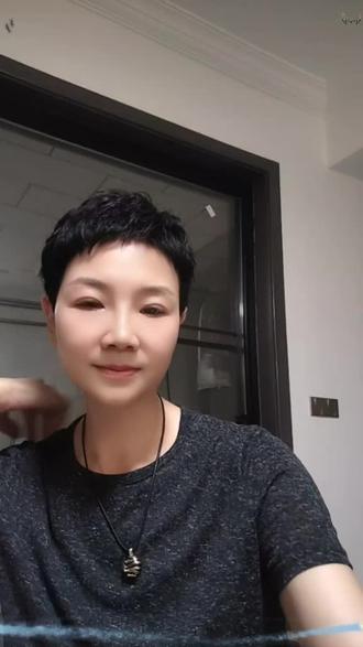 念母:一生恩怨,半生释怀
母亲走了十二天,九十二岁高寿,无病无灾,安详离世。旁人都说这是喜丧,福寿圆满,该释怀,该平静。
我也一直很冷静,没有痛哭,没有崩溃,外人看来通透淡然。只有我自己心里清楚,这份平静,藏着一辈子说不清、道不明的委屈、疏离、恐惧,还有如今慢慢涌上来的心疼与遗憾。
我生于重男轻女的旧时光家里,上面三个姐姐,下面弟弟妹妹。妹妹刚出生就被送走,我从小跟着奶奶在乡下长大,七八岁才回到父母身边。童年没有温暖,没有偏爱,只有冷眼、嫌弃、打压与打骂。父母在外受了委屈,回家发泄的永远是我;稍有不顺心意,挨罚挨打的也是我。长久压抑的日子,让我一度窒息,甚至觉得人生无望。
我怨恨过她,厌恶过她,害怕她。
她强势、固执,一辈子被旧观念束缚,重男轻女,不懂温柔,不懂如何爱女儿,习惯掌控我的一生。年少时我拼命远离,结婚后更是刻意疏远,婆家给了我从未感受过的温暖与安稳,我便越发不想靠近原生家庭。
可即便满心排斥,父母年老之后,我依旧心软。
父亲在世,我尽心照料,养老送终,事事顺从,不敢有半点怠慢。轮到母亲,我依旧守着孝道,尽心尽力陪伴伺候。嘴上始终带着隔阂,心里始终隔着距离,却从未丢下她不管。
直到她安静离去,姊妹几人送别时,都平静无泪。
那一刻只觉得解脱,只觉得走完一生。可夜深人静,我才慢慢醒悟、慢慢释怀。
母亲这一生,何尝不是苦了一辈子。
她年少寄人篱下,从小没有依靠,没有安全感,没人温柔待她,没人教她如何做一个慈爱温和的母亲。她在封建老旧的年代长大,被世俗观念捆绑,一生围着子女、围着家庭、围着丈夫打转。
她不懂怎么疼爱女儿,不懂温柔待人,不懂情绪克制,用粗糙、伤人、冰冷的方式养育我们。六个孩子,她辛辛苦苦一一拉扯长大,不管偏心与否,不管方式对错,她终究耗尽了一生青春,熬过无数艰难岁月,把儿女全都抚养成人。
她一生辛苦,一生愚昧,一生被时代困住。
她伤害过我童年,留下一辈子阴影,让我恐惧、自卑、疏离;可她也撑起一个家,养育一群儿女,在我人生困顿之时,帮我安顿工作,尽了她为人母亲笨拙又全部的责任。
年少恨她凉薄偏心,中年敬她辛劳不易,暮年送别,才懂万般皆是宿命。
她不是合格温柔的母亲,却是认认真真活了一辈子、苦了一辈子的女人。
世间恩怨,生死面前,尽数消散。
不再纠结童年伤痛,不再计较一生偏爱,只愿母亲一路安稳,往生无苦,平安顺