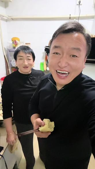 早上给老妈说想吃“二面馍馍”了,晚上就给蒸好了,小时候的味道“窝窝就咸菜”!世上只有一种幸福味道就是“妈妈的味道”!#最亲的是娘最爱的是妈