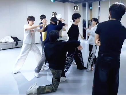 #橹穆#排练花絮#王橹杰#穆祉丞#倒吧,摔了朱志鑫负责 。
师兄开玩笑对表弟说 :倒吧,摔了朱志鑫负责。
师兄我们已经熟悉到可以开玩笑了。
被师兄扶过后的橹橹害羞的红温。