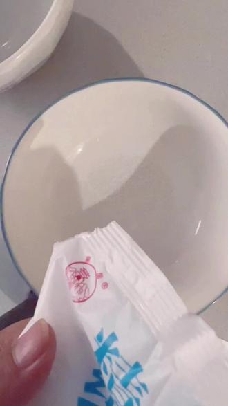 随着年龄的增长越来越相信玄学了~大年初一出门前学古人,撒盐米,边撒边念:盐米开路 吉运回转 24小时之后就可以扫了#过年习俗 #过年氛围提前搞起来了 #一般人不告诉他 #山东菏泽芝麻琴行钢琴吉他古筝吉他