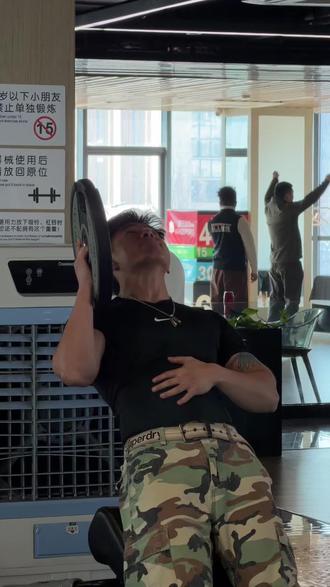 腹肌爆炸,谭成义腹肌训练反向山羊挺身#健身#腹肌 #谭成义