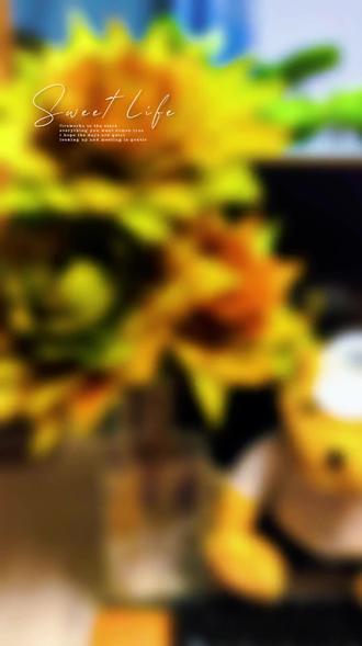 拾叶藏秋,手留清欢 岁序流转,不觉已至京城初冬,寒风渐起,枫叶尽落,冬的清冽悄然临门。回望秋日,尽是斑斓暖意,林间小径上,松软落叶踏之沙沙,抬眼是如火枫叶、似金银杏,叶片随风轻旋,宛若自然馈赠的舞者,惹人沉醉。
全网尽是留秋的热忱,网友们以百种方式定格秋光,晒秋帖刷屏,满是对秋的眷恋。我亦想留住这份美好,秋日里每日散步,总会拾得大把彩叶,洗净晾干后,跟着网友学做手工。金黄银杏最是出彩,添几笔色彩便成灵动蝴蝶,裁成扇形便是芭蕾女孩的裙摆;红枫与梧桐叶经裁剪涂画,各成景致。
瓶中插着树叶扎成的花,喷水便能久存;彩笔在叶上勾勒万圣节纹样、圣诞人物与萌宠;带纹叶片拼成标本,上墙即是雅致景致;松果分段刷色,化作别致永生花;异形叶片塑封装框,便是一幅微型秋景。整整一季,我与落叶为伴,笨手笨脚却乐在其中,作品虽不精致,却因亲手制作而愈显珍贵。
落叶本是秋的馈赠,创作时,拾叶时的风声、阳光与草木香尽在眼前,每一件作品都承载着专属秋日记忆。秋不再是逝去的季节,而是手中可触、眼中可赏、心中可忆的永恒。每片经双手再造的叶子,都在静静诉说着独属于我的秋日故事,藏着对秋最深的惦念。