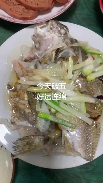 济南正月初五“破五”,核心是破禁忌、送穷、迎财、吃饺子、开市,老济南味儿很浓👇
一、破禁忌(核心)
初一到初四的规矩(不动扫帚、不动刀剪、不生米做饭、妇女少出门),初五这天全部破除,生活回归日常。
二、送穷神·扫穷气
• 清晨大扫除,从里往外扫,把垃圾当“穷土”倒掉,不回头,送走穷气、霉运。
• 撤家堂供品、取回拦门棍,送祖先归位,年节仪式告一段落。
三、迎财神·开市大吉
• 商家凌晨/清晨摆供、上香、放鞭炮,迎五路财神,多供武财神关公。
• 初四晚聚餐,初五正式开门营业,叫“开市”,盼生意兴隆。
• 老济南关帝庙曾有关公巡游,沿街店家摆供接福。
四、吃饺子(捏破五)
• 必吃破五饺子,剁馅要叮当响=剁小人,捏紧饺边=捏小人嘴,防口舌是非。
• 饺子像元宝,包财气、吃穷鬼;有的包硬币,吃到者新年有福。
• 全家围坐,团圆收尾。
五、其他讲究
• 放鞭炮:崩穷、崩晦气,驱邪纳福。
• 五马日:喂牛马,备春耕,盼丰收。