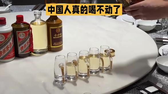 中国人真的喝不动了,酒类产量下降背后的真相