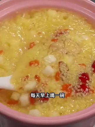 这个杂粮粥,好吃又饱腹,一锅里面就有多种谷物,营养很丰富。做法也很简单,只需要清洗干净放入锅中,加入清水煮熟即可。口感软糯香甜,真的特别好吃,而且它还有很多种不同的味道,每天换着花样吃,怎么都吃不腻。