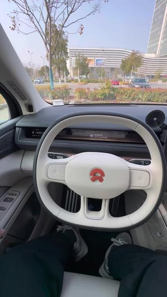 蔚来ES8的车窗按键是分为两段式的,掌握好力度,就能想怎么开就怎么开。#蔚来es8 #蔚来全新es8 #全新es8 #蔚来 #蔚来汽车