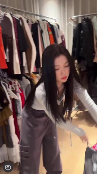 昨晚直播看到欣欣担心自己在镜头面前不好看还去问助理的时候我愣住了 一开始的你不是从来不焦虑的吗 现在面对镜头怎么会不自信🥺那半年多的围剿对你来说很痛吧#虞书欣 #虞书欣云初 #虞书欣林晚星 #容貌焦虑