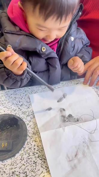 新年,元宝跟爷爷的首秀,共创“墨荷图”祝大家新年快乐~发大财#爷爷带娃 #水墨画 #家有萌娃