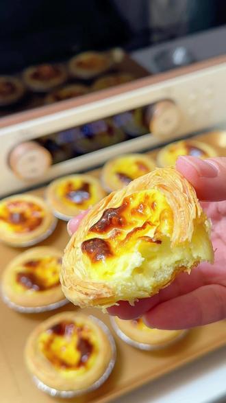 分享这个蛋挞液配方!自用到老,酥脆嫩滑巨好吃! 我做蛋挞一直用的这个配方,
很适合家庭烘焙,
这个配方甜度适中,奶香浓郁,
非常接近kfc的经典口感
用来新年招待小朋友也是不错的选择,
挞芯嫩滑细腻又酥脆的蛋挞配方,
烘烤出来的蛋挞,完全不输店里的口感,
关键是简单又好吃,在家做还可以diy,
给你们推荐个吃法:
倒入蛋挞液后,铺上多多的芝士碎,
就变成芝士蛋挞了,
超级好吃,吃的时候还能拉丝,一定要试试
……………………………………………….
食材部分(12个蛋挞):
鸡蛋2个(110g)
牛奶170g
白砂糖30g
炼乳12g
淡奶油70g
#烘焙人的日常 #蛋挞液 #蛋挞 #开不开心都要大吃一口 #新年甜品