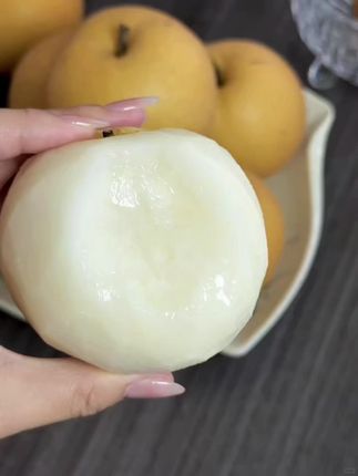 秋天我是一定要吃这个莱阳秋月梨的,果肉鲜嫩脆爽,入口化渣,汁水超多,吃一口特别的滋润,甜到心坎里,正宗的水月梨一定要认准山东莱阳~#助农水果#好吃不贵#超便宜超划算 #优质水果#新鲜应季水果