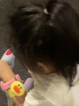 小孩子的快乐就是这么简单,想买的东西不贵,想去的地方不远,最重要的就是妈妈在身边