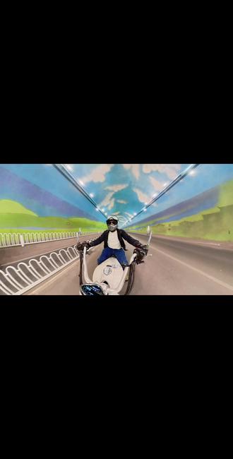 复古自动档巡航宗申乐米骑行体验 乐米是我第一辆自动档巡航摩托车,截止目前我的体验如下:坐姿舒服,骑行姿态自然舒展;操控灵活+骑行稳定,无论高速还是低速骑行都很舒服;自动档加速顺畅,体验犹如电动车油门;爬坡无忧,动力输出持续稳定;高速不震,没有不适的震感;硬要说点不足,我觉得可能是排气不是很好听。@宗申摩托 #摩托 #摩托车 #宗申乐米 #乐米创享计划 #巡航