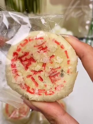 小时候就爱吃这种老式五仁月饼,终于被我找到了!还是熟悉的配方和味道,里面的馅料由多种果仁搭配而成,一口下去超满足,每一口都是童年的回忆,赶紧买回家尝尝吧!