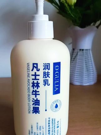 换季皮肤容易干燥起皮的姐妹们,快来试试这个超好用的身体乳吧!它就像一层保护膜,牢牢锁住水分,让你的肌肤一直保持水润状态。它是乳液质地,涂上去清爽又舒服,而且非常好吸收,一点都不会粘腻。坚持每天早晚涂一次,你的皮肤也会变得光滑细腻。#润肤乳