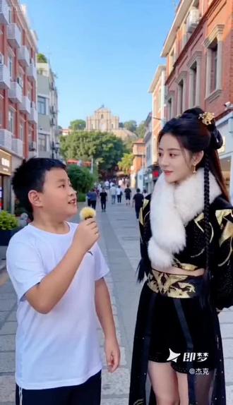 趣味猜谜:吃什么东西不用嘴?#街头脑筋急转弯 #即梦AI #AI分身戏精大赛。#我的AI分身杀疯了。双人趣味猜谜来咯!谜题:吃什么不用嘴?🤔 脑洞谜题太烧脑,你能一秒猜出来答案吗?评论区告诉我你的答案~