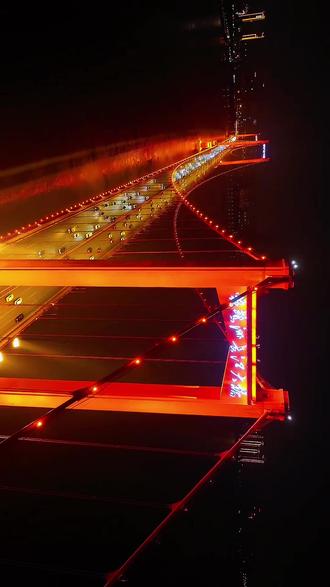 有望“打针治愈艾滋病”!武汉一团队全球首创 从武汉科技大学获悉,
该校生命科学与健康学院
顾教授团队找到了
治疗艾滋病的新方案
——“EMT-Cas12a”疗法。
第38个世界艾滋病日前夕,《细胞》(Cell)旗下国际顶级期刊《分子疗法》(MolecularTherapy)刊登了治疗艾滋病的最新研究成果。这项来自中国的研究成果由顾潮江教授团队创建——基于工程化外泌体的靶向递送系统,被称为“EMT-Cas12a”疗法。
外泌体是细胞分泌出来的微小囊泡,里面装着蛋白质、RNA等生物信息,在细胞之间充当“快递员”。Cas12a是一种基因编辑工具,能够精准切割DNA,被称为“基因剪刀”。“EMT-Cas12a”疗法,即用外泌体搭载Cas12a,进入细胞后精准地找到艾滋病毒,然后将其基因组剪碎,实现功能性治愈。
外泌体是人体细胞自然分泌的产物,可在体外人工改造的细胞中合成,但高纯度外泌体提取难度大,杂质会干扰治疗效果。此外,作为“快递员”的外泌体需要搭载足够多的Cas12a才能实现治疗,因此必须攻克外泌体提纯和工程化难题。
顾潮江2005年开始从事艾滋病研究,在国外留学期间掌握了最前沿的基因编辑技术,2016年回国后开始尝试利用外泌体作为“生物快递”,进行工程化改造。经过10年的反复实验,成功开发出全球首个利用外一体构建的“基因魔剪”投送与执行系统,可以搭载多组“基因魔剪”,对艾滋病病毒进行多点位打击,解决精准识别和清除潜藏的艾滋病病毒的世界难题。
未来有望实现
“打针治愈艾滋病”
据悉,艾滋病是由艾滋病病毒引起的一种病死率极高的恶性传染病。较为常见的治疗方式有鸡尾酒疗法,近年来出现免疫细胞疗法和基因疗法。
鸡尾酒疗法的目的是最大限度地抑制病毒复制,提高生活质量和生存率,但无法根除病毒;免疫细胞疗法仅能识别并清除病毒活性复制期的细胞,对潜藏病毒的细胞无效;已有的基因疗法如通过腺相关病毒作为递送载体的疗法,存在靶向性差、剂量过大引发毒性反应等缺陷。
“EMT-Cas12a”疗法具有靶向性强、安全性高、可多重协同切割等优势。顾潮江团队在实验用的感染艾滋病病毒小鼠和艾滋病人血液样本上试验,表现出强大的病毒清除与免疫重建能力。其中一个实验组的三只小鼠有两只实现了HIV病毒的完全清除,这表明已经找到了高效、可靠的HIV病毒清除方式。
#武汉#武汉科技大学 #医学科技产品 #全球看点 #医学科普