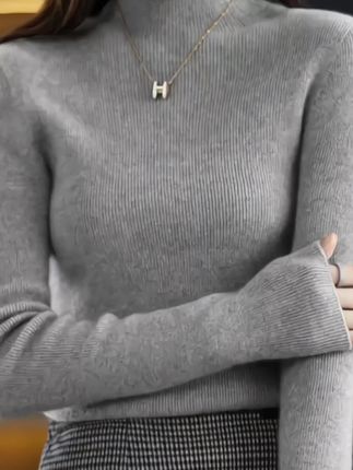 #秋冬羊毛衫女 秋冬季节怎么能少了一件这样的羊毛衫呢?它不仅保暖性好,而且非常的柔软舒适,不会起球、不会褪色、不会缩水,穿上特别显气质,还修身。非常适合年轻的小姑娘穿,也可以作为内搭打底衫,天气冷的时候外面再加一件外套就可以了,喜欢的朋友们赶紧下单购买吧! #半高领加厚修身毛衣 #套头大码内搭打底衫 #修身洋气显瘦毛衣打底衫 #随时随地标记一下