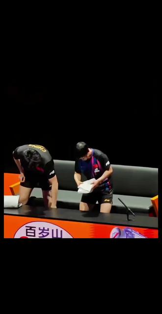 莎莎实在憋不住了,拿毛巾堵住脸在笑
哈哈哈😂😂