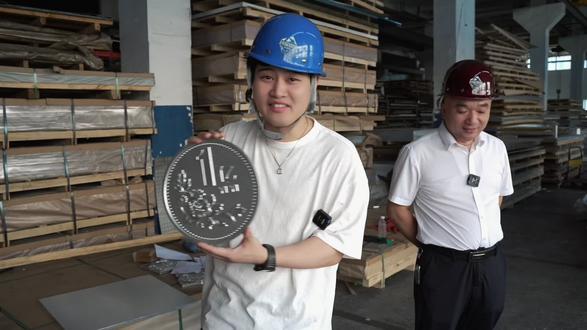 从安徽到苏州,十多年搬了七次厂。从一个人跑业务,到用探迹精准拓客。去年营收五个亿,增长30%,对相城第一还不满足。杨总说:下一步是海外,是上市,是把员工工资提上去。这就是实干家的野心——脚下有根,眼中有光。
#科耀铝业 #苏州制造 #探迹 #创始人访谈 #实体企业@抖音小助手 @DOU+小助手
