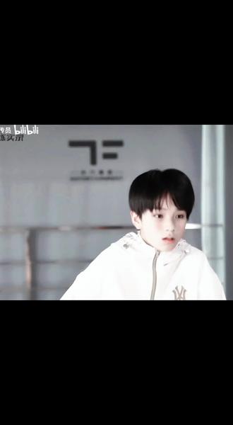 希望王橹杰可以永远做自己,我们会永远支持你,这份1000w是我们给出的最棒的答案,在经历过各方围剿,不断抹黑,还有两次官周在前,大家都憋着一口气,拿到了两次热销第一,甚至还打出来这么耀眼的战绩,那些打不死我的终将使我更加强大,我非常庆幸自己真情实感追星可以遇到这样一群同担,我们橹国会越来越好#王橹杰 #王橹杰四永一