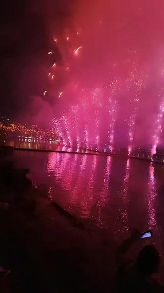 正月十五闹元宵。家乡古城水上放烟花#