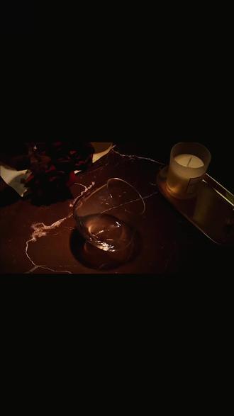 烟是魔,酒是佛,不烟不酒难成佛,烟养人,酒养魂,烟酒齐到夜销魂,烟酒不及情伤人,酒醉人心夜销魂,没有清晨的粥,那就倒深夜的酒人生苦短,帮我倒满。#情感共鸣人生感悟 #你有故事吗 #治愈