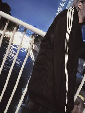 我太累了 这一路走来 满身都是说不出的疲惫 日子像蒙了一层雾 我的心渐渐变得麻木 好像再也感知不到任何情绪 太多的委屈压在心里,没有人轻轻走过来问一句 你最近好不好 也没有人紧紧抱住我 告诉我别怕 还有我 每一次受伤的时候 我都习惯把眼泪和话语一起嚼碎了咽下去 直到某个瞬间 再也撑不住了 整个人彻底崩溃 那些积攒的委屈像潮水一样翻涌而来 把人淹没 每一次最需要依靠的时候 我都只有自己 走了这么久 我已经学会了不再期待那些虚无缥缈的陪伴 也许有些路 注定要一个人走完