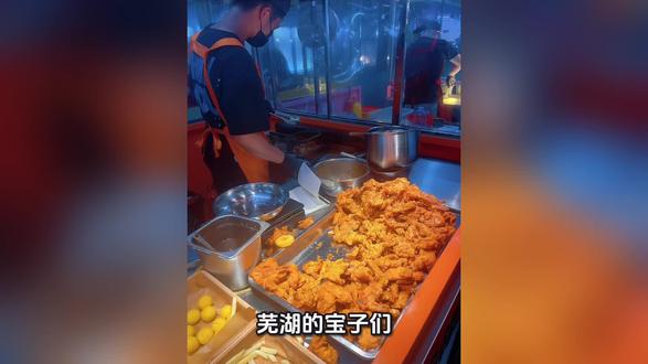 逛芜小芒夜市|芜湖本地人实测✅
📍美加印象北门·华衍水务旁边
⚠️周末堵车预警!骑车yyds
柠檬鸡架|第一次吃|味道绝了
外围舒服,里面拥挤闷热
烟火气到位,吃货速冲
#带着烟火气的小吃街 #上热门夜市 #夜市人气榜 #芜小芒夜市 #最近超火小吃