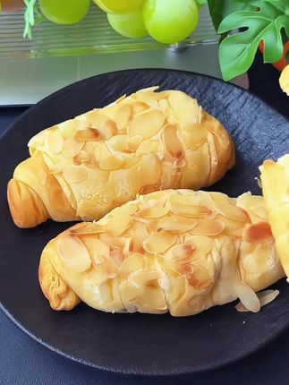 一口下去全是满满的杏仁,奶香浓郁外酥里软真的太好吃了#大人小孩都爰吃 #杏仁可颂面包 #早餐吃什么