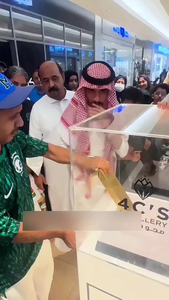 国外的金条挑战,男人得到的奖励是这个