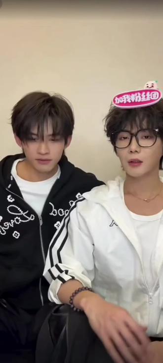 12.15不准驼背与3.2提醒背挺直的call back
以及两个小糖点🥰
#绝配 #帅哥 #我的大明星 #直播 #演唱会