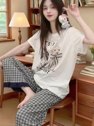 宅家松弛感穿搭,谁懂啊✨ 救命!这套睡衣直接把「宅家氛围感」拉满 纯棉短袖印着软萌小狗图案🐶 奶呼呼的白T ,宽松又舒服,像被云朵裹住~ 格子裤边边还有小荷叶边点缀🌀 慵懒中带点俏皮,在家蹦跶、追剧、撸猫🐱 怎么折腾都自在! 早上窝沙发刷手机📱 下午坐书桌当“摆拍道具人”📸 一套睡衣扛住全天松弛感,连挂的小挂饰都奶fufu ,谁看了不说一句“想拥有同款宅家松弛感” 想get 这种「舒服到不想脱」的宅家穿搭?戳购物车,让你从早到晚都能“懒”得好看✨ #在家也要美美哒 #爆款热卖中 #夏季穿搭 #夏季新款 #睡衣家居服